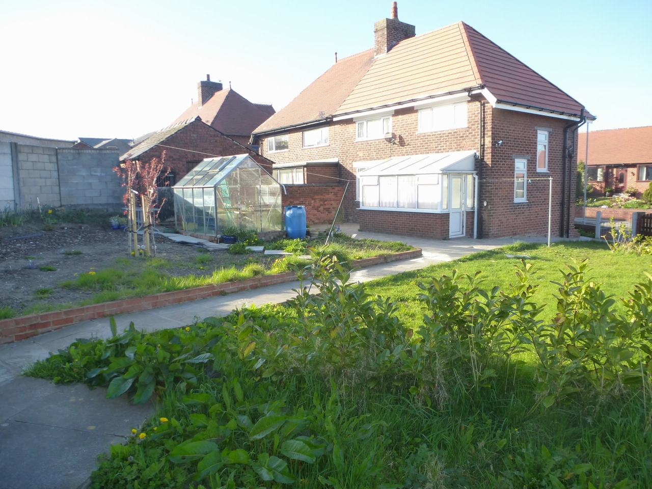 3 bedroom semi-detached house To Let in Preston - Garden