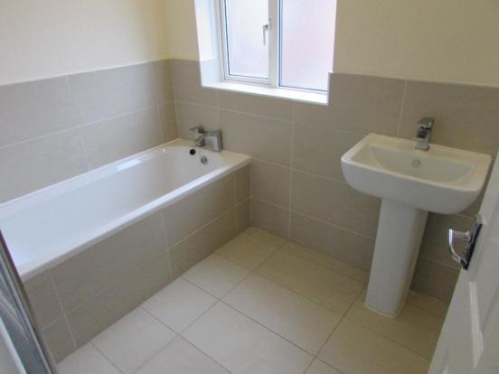 3 Bed Semi-detached House To Rent - Photograph 4