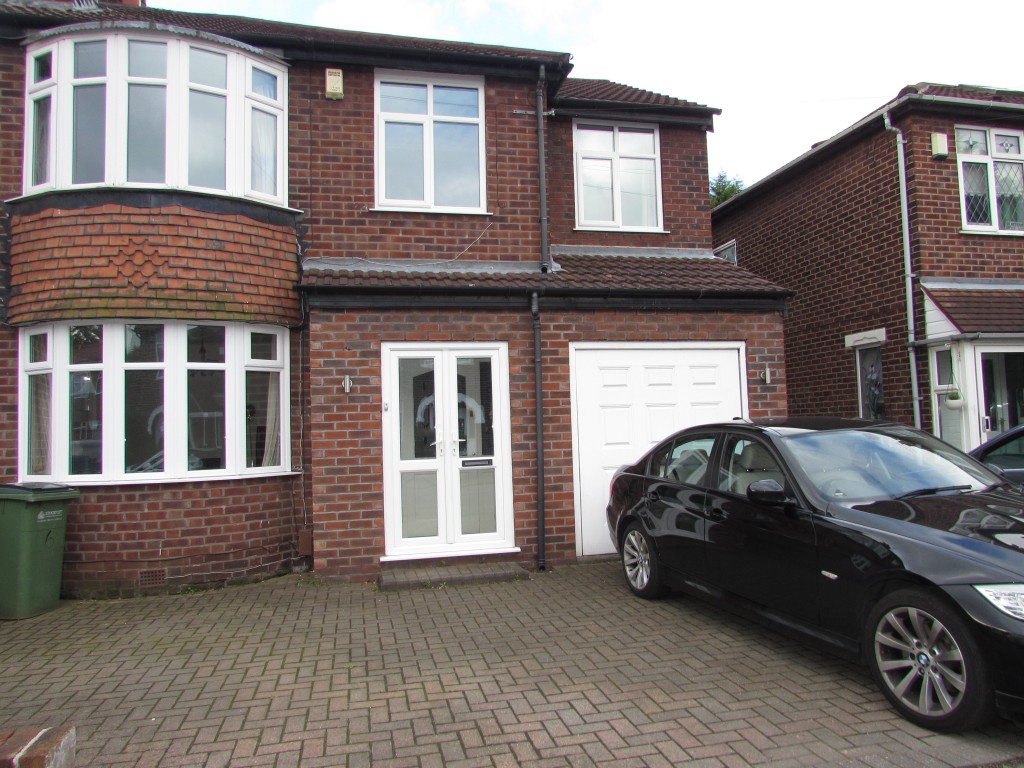 4 Bed Semi-detached House To Rent - Front