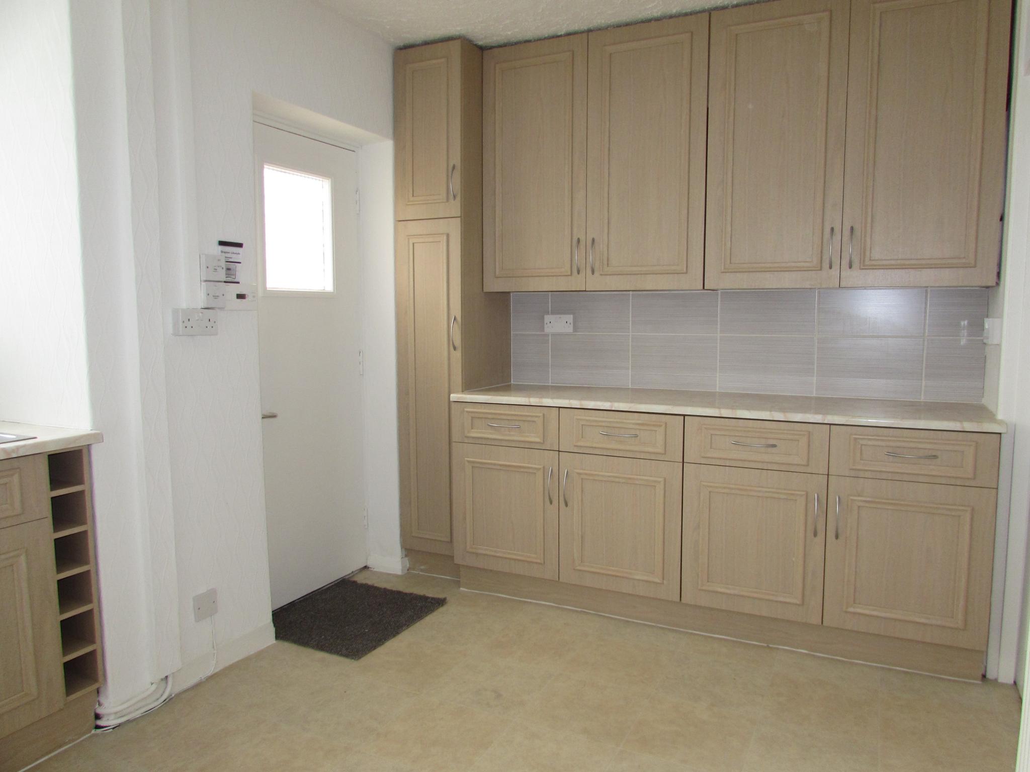 3 Bed Semi-detached House To Rent - Kitchen