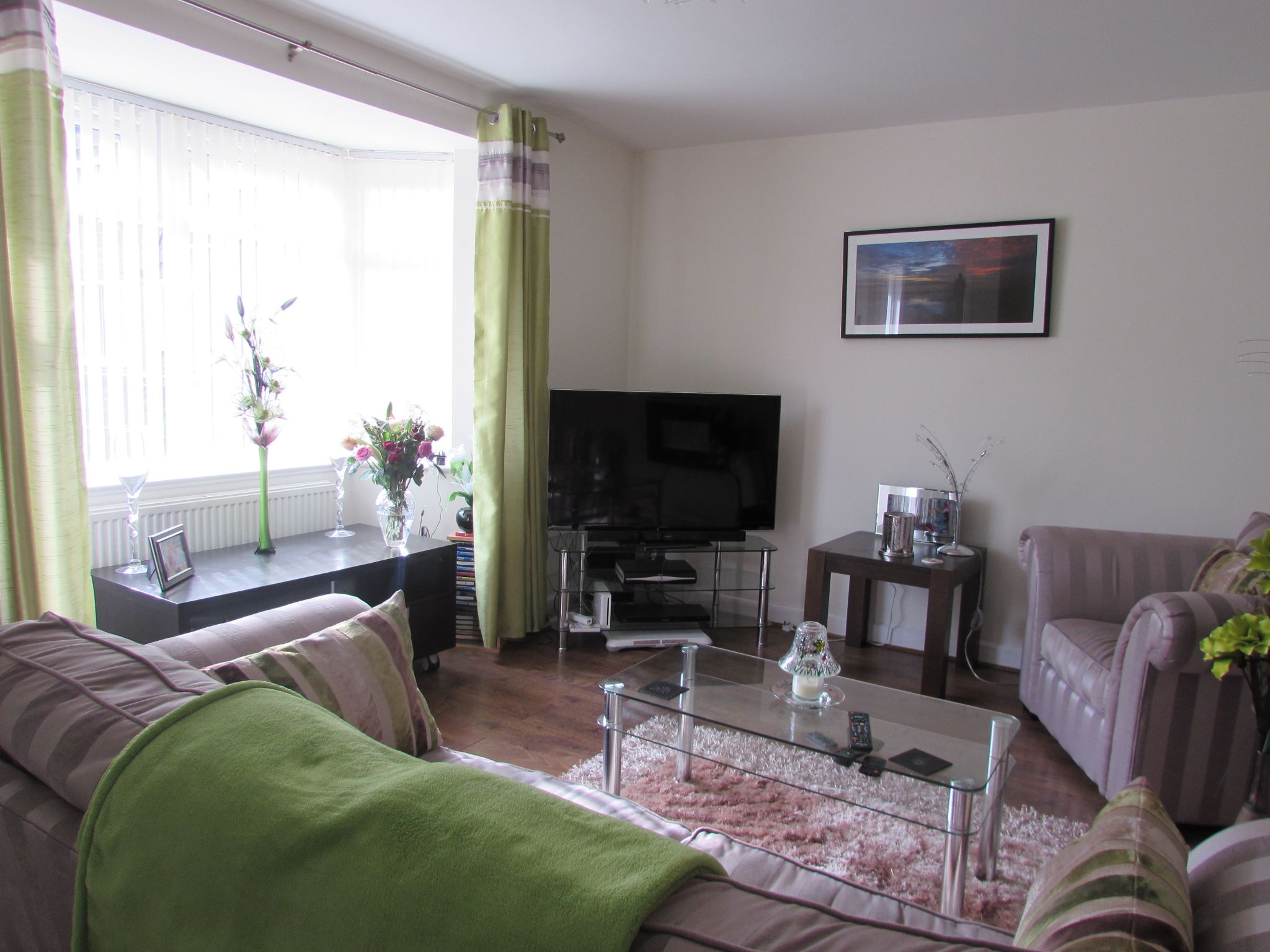 3 Bed Semi-detached House For Sale - Photograph 2