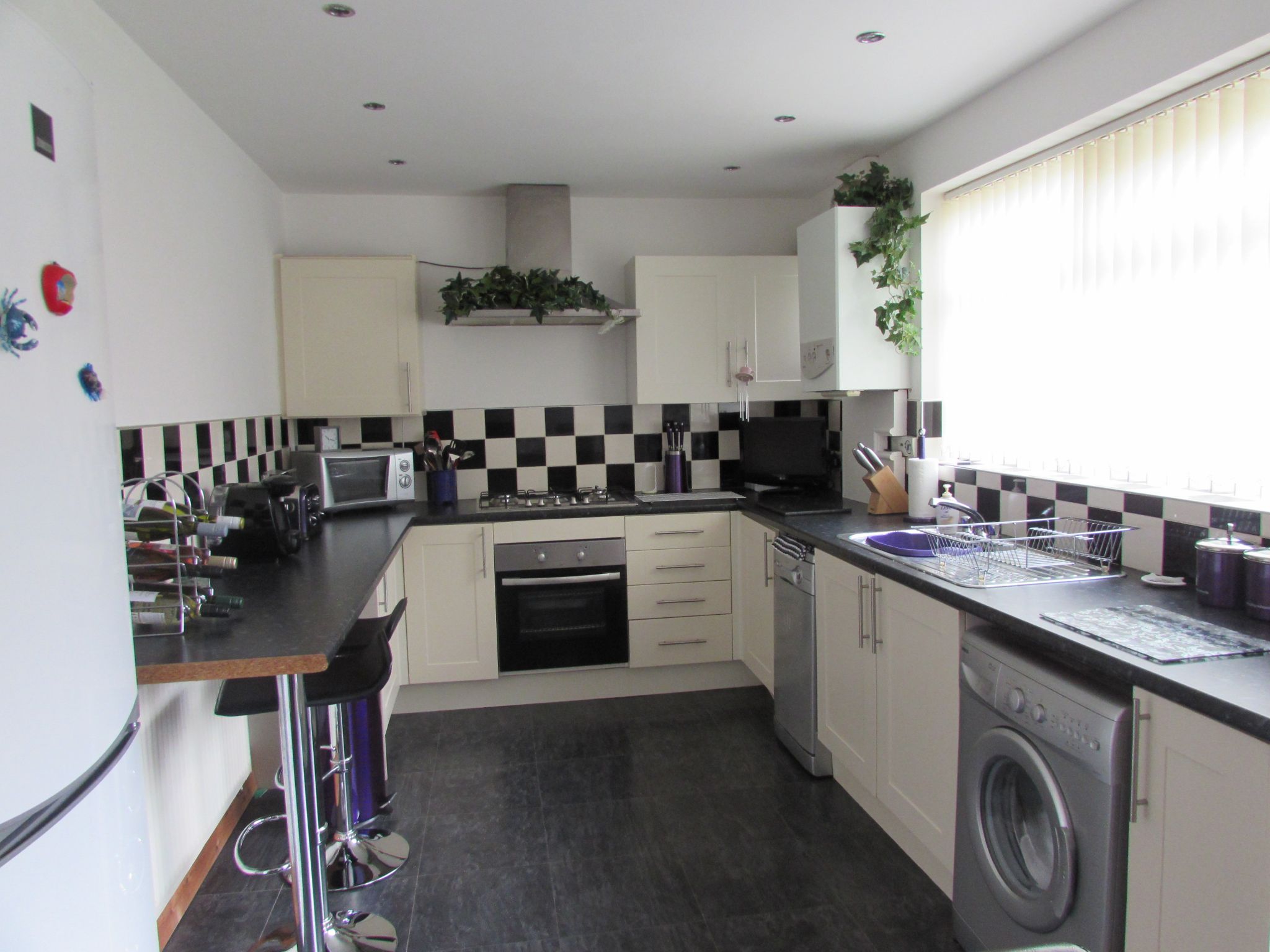 3 Bed Semi-detached House For Sale - Photograph 4