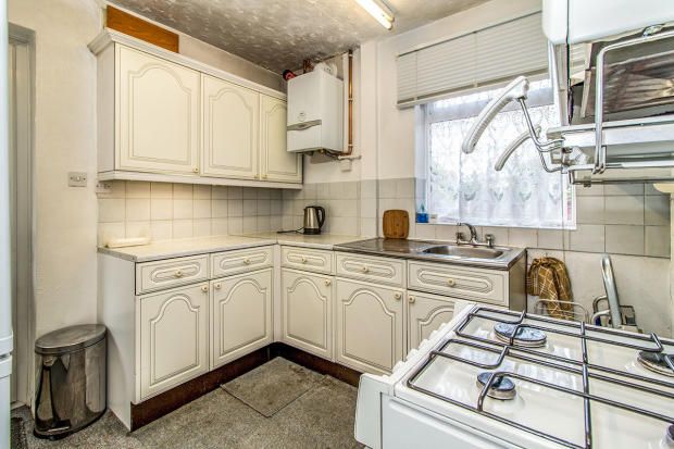 3 Bed Semi-detached House To Rent - Photograph 2