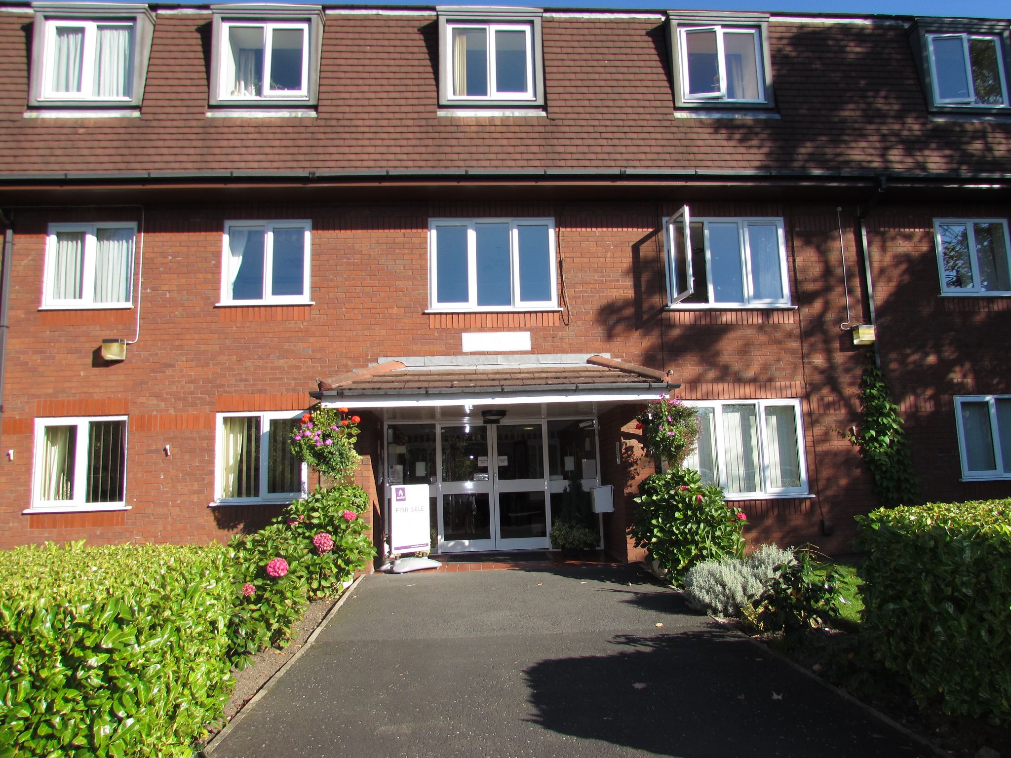 1 Bed Apartment Flat/apartment For Sale - Photograph 1