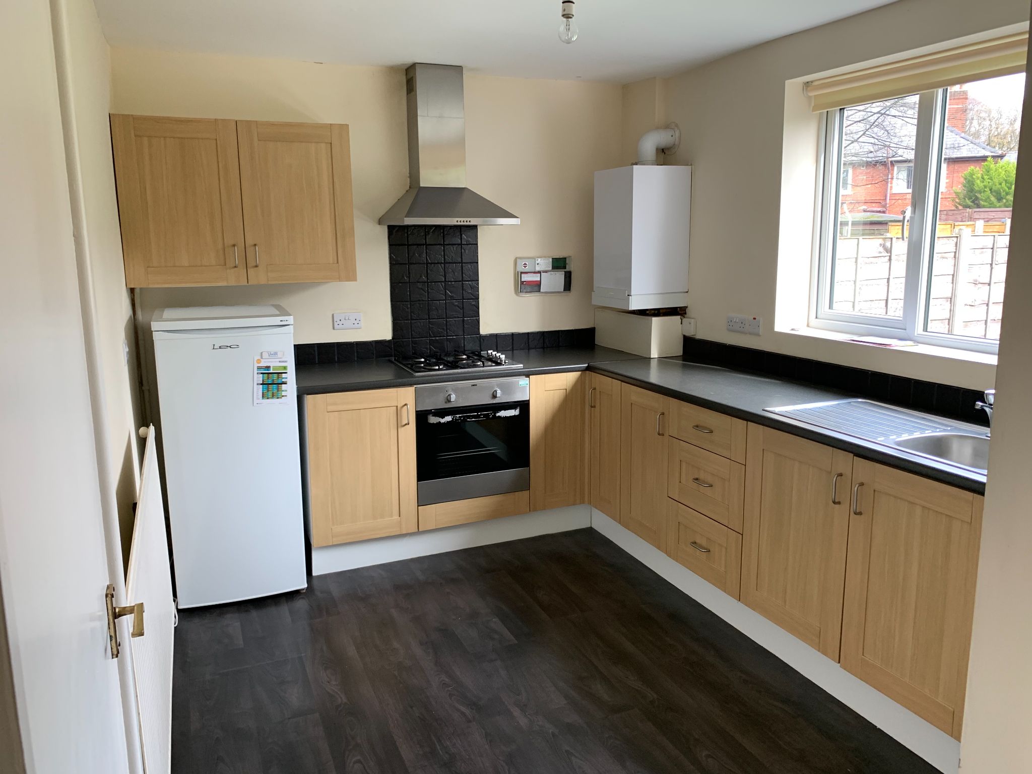 3 Bed Semi-detached House To Rent - Photograph 2