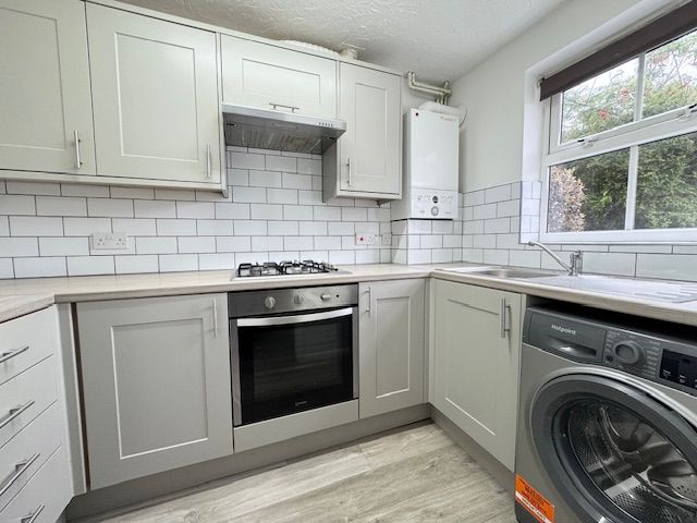 2 Bed Semi-detached House To Rent - Photograph 2