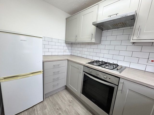 2 Bed Semi-detached House To Rent - Photograph 4