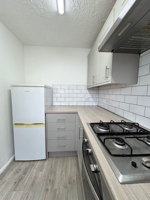 2 Bed Semi-detached House To Rent - Photograph 3