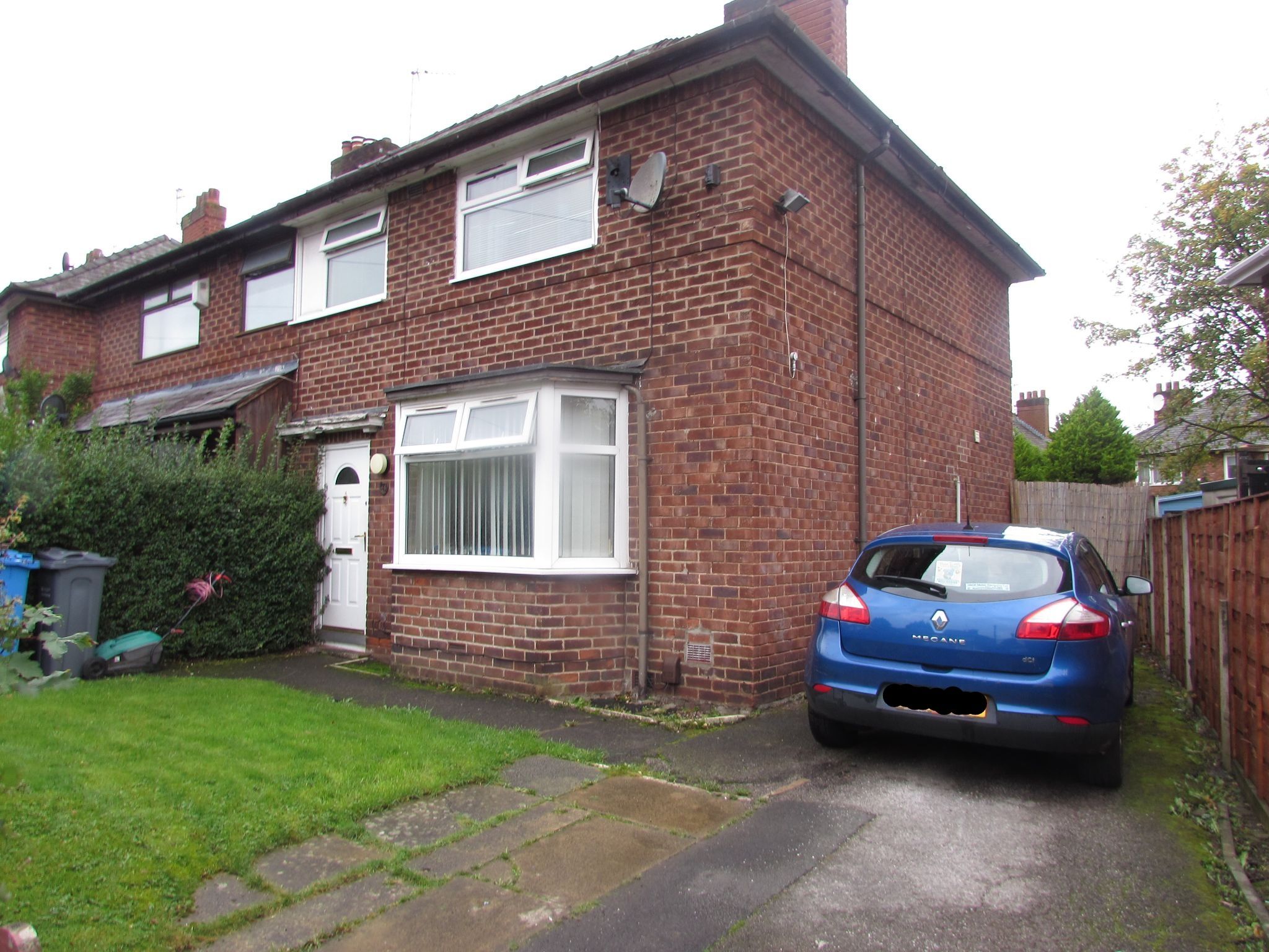3 Bed Semi-detached House For Sale - Photograph 1