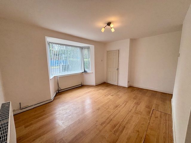 3 Bed Semi-detached House To Rent - Photograph 2