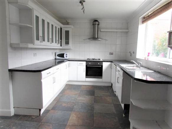 3 Bed Semi-detached House For Sale - Photograph 4
