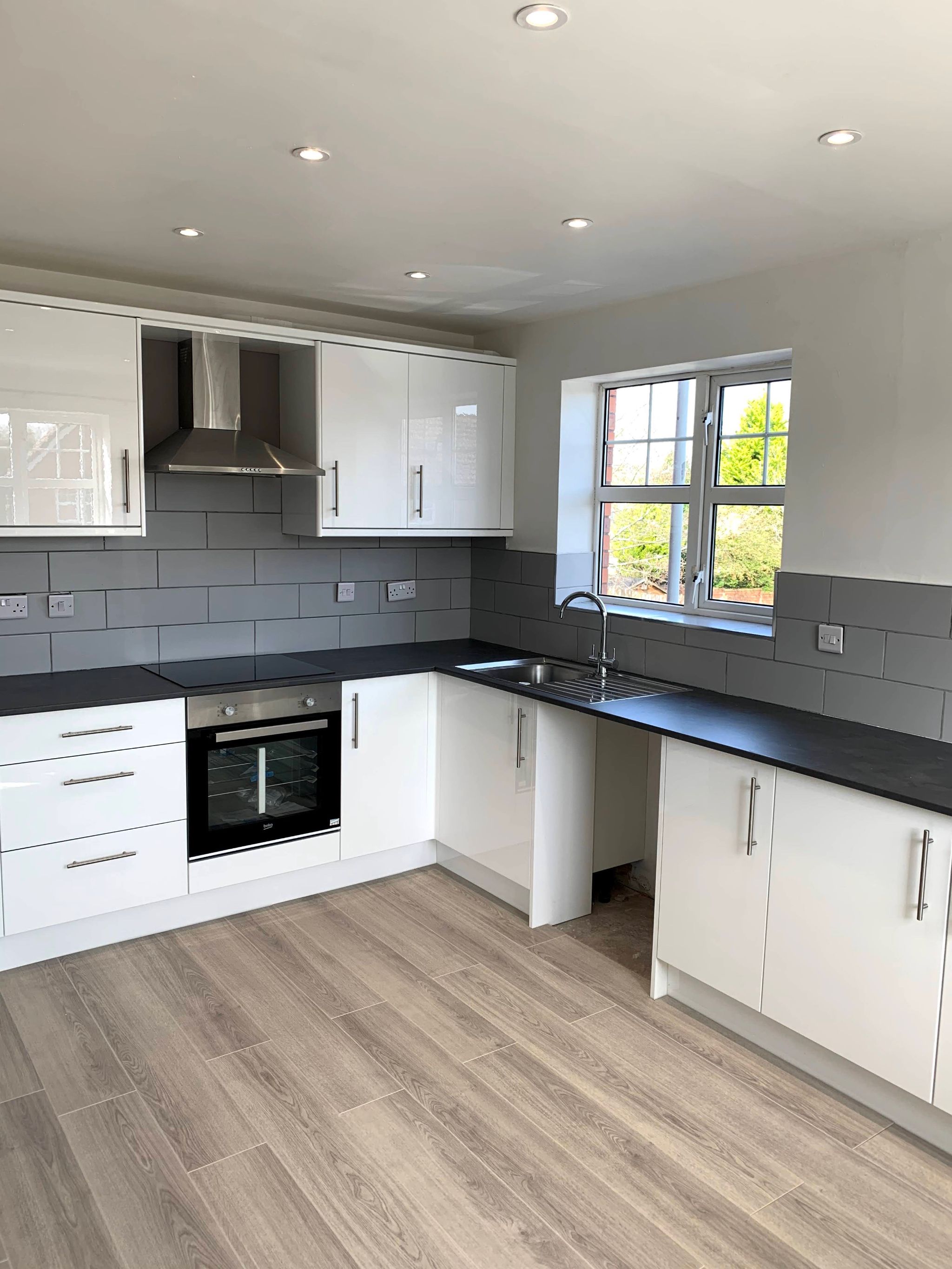 2 Bed Apartment Flat/apartment For Sale - Photograph 4