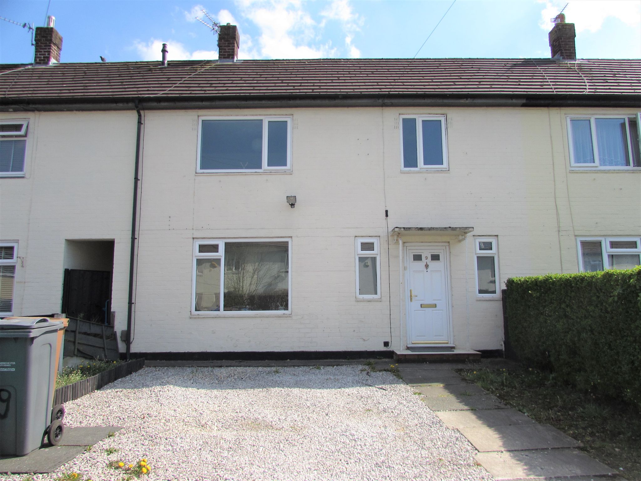 3 Bed Mid Terraced House To Rent - Photograph 1