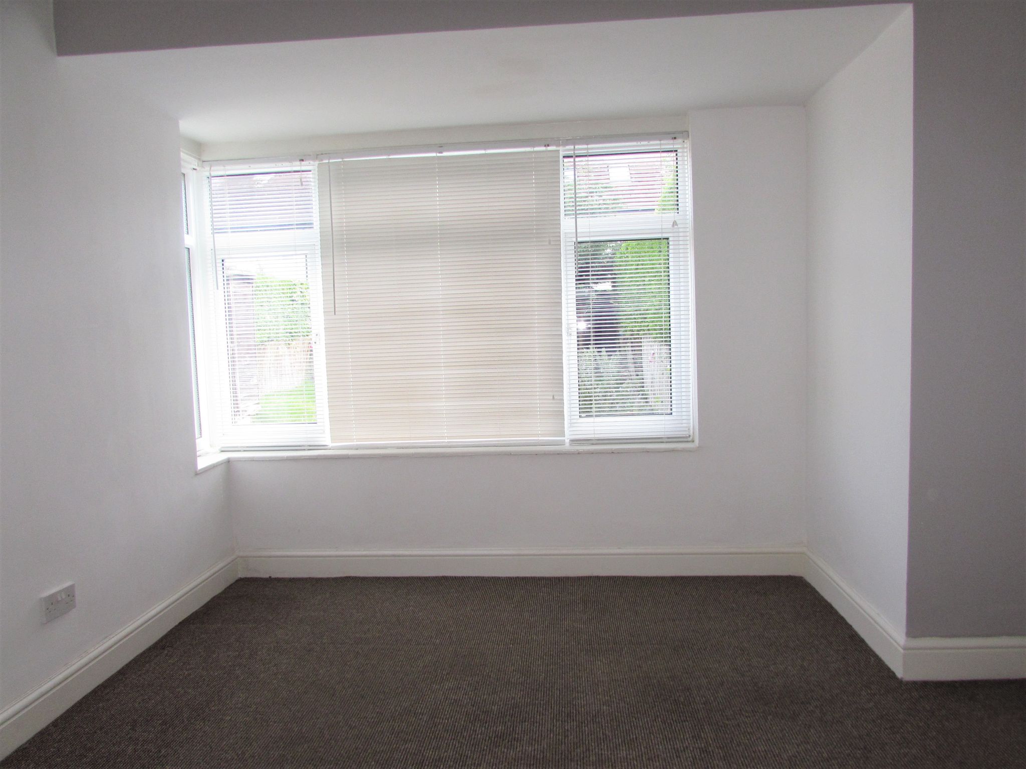 3 Bed Mid Terraced House To Rent - Photograph 3