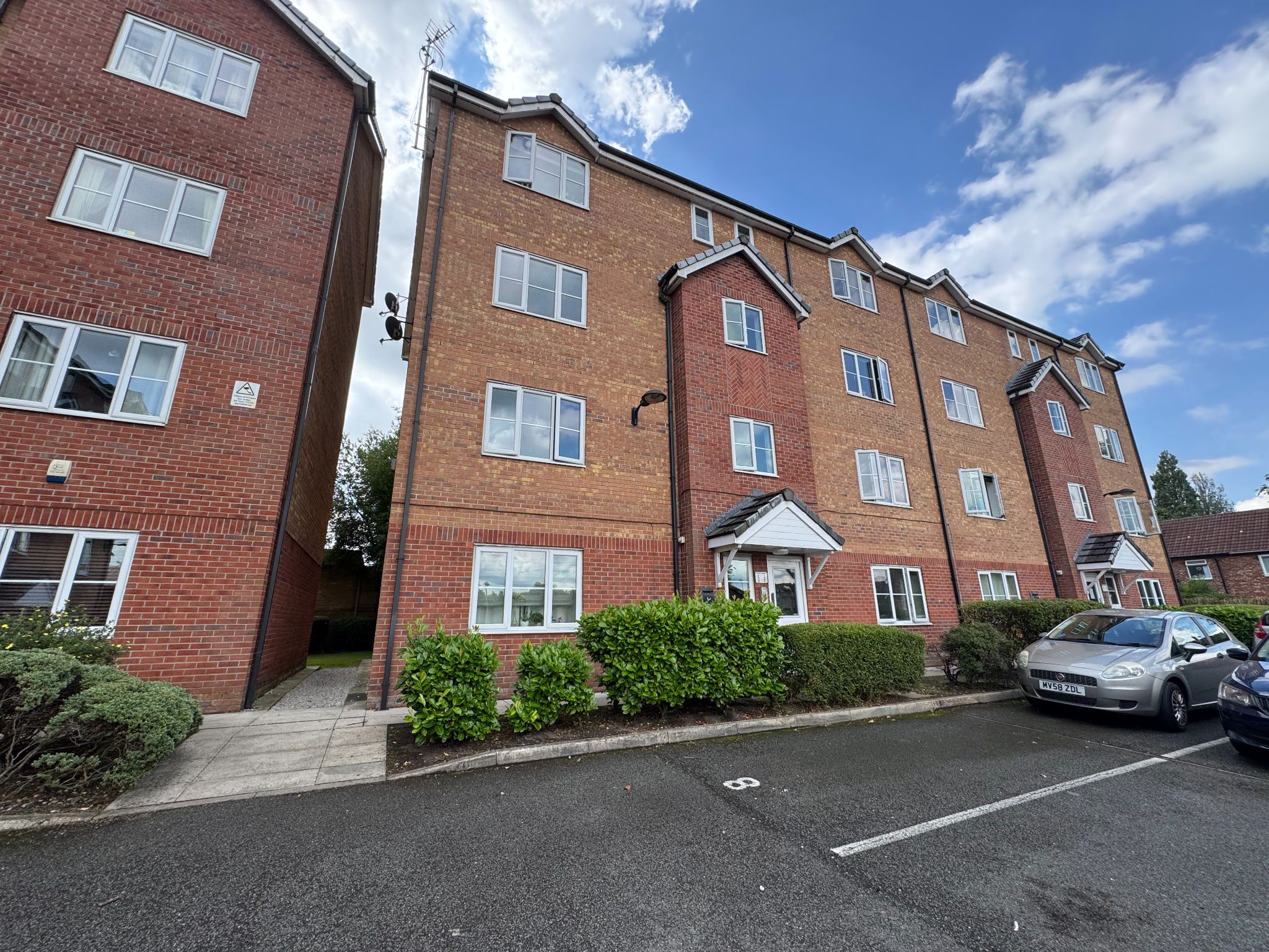 2 Bed Apartment Flat/apartment To Rent - Photograph 2