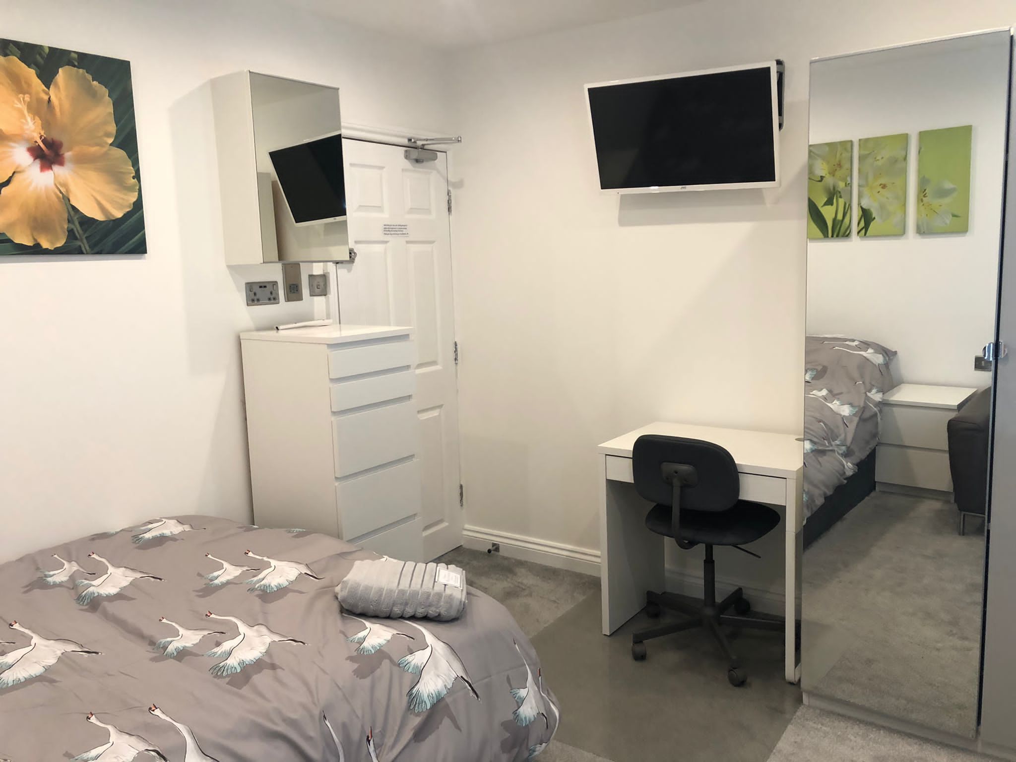 1 Bed Semi-detached House To Rent - Photograph 2