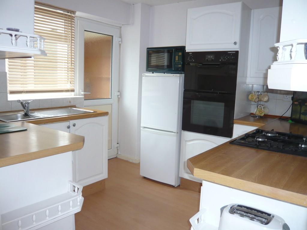 3 Bed Mid Terraced House To Rent - Kitchen