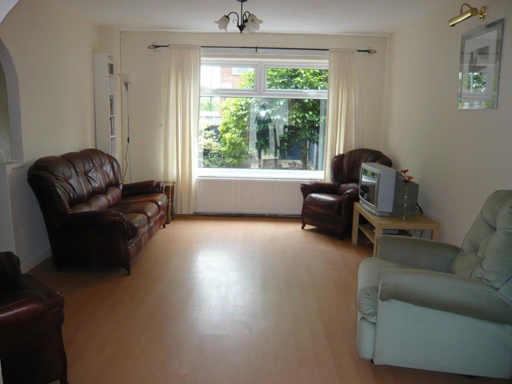 3 Bed Mid Terraced House To Rent - Living Room