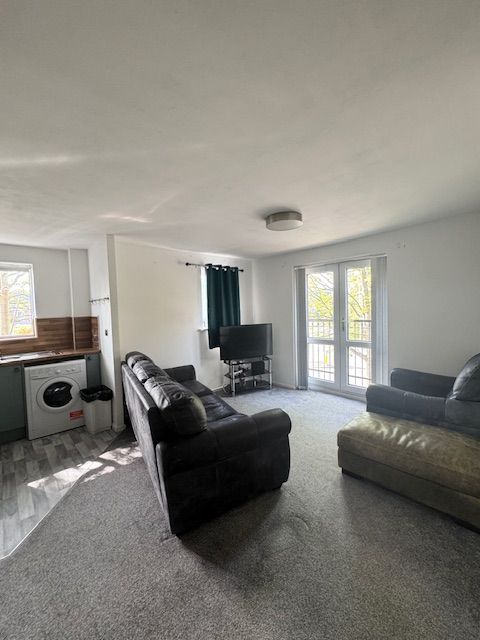 2 Bed Apartment Flat/apartment For Sale - Photograph 4