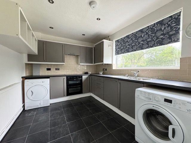 3 Bed Semi-detached House To Rent - Photograph 4