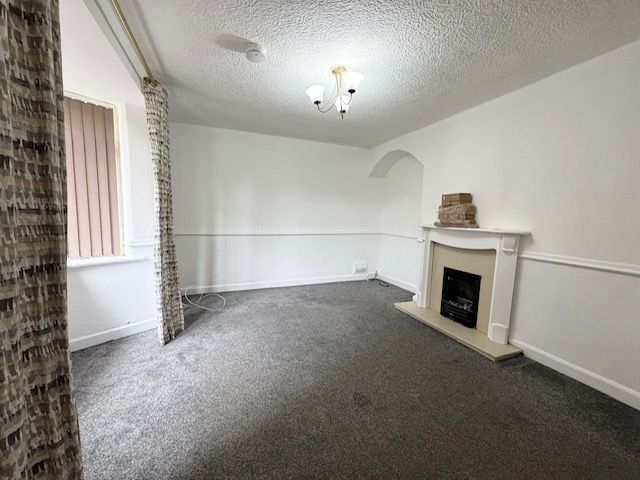 3 Bed Semi-detached House To Rent - Photograph 2