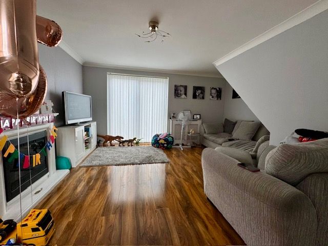 3 Bed End Terraced House To Rent - Photograph 2