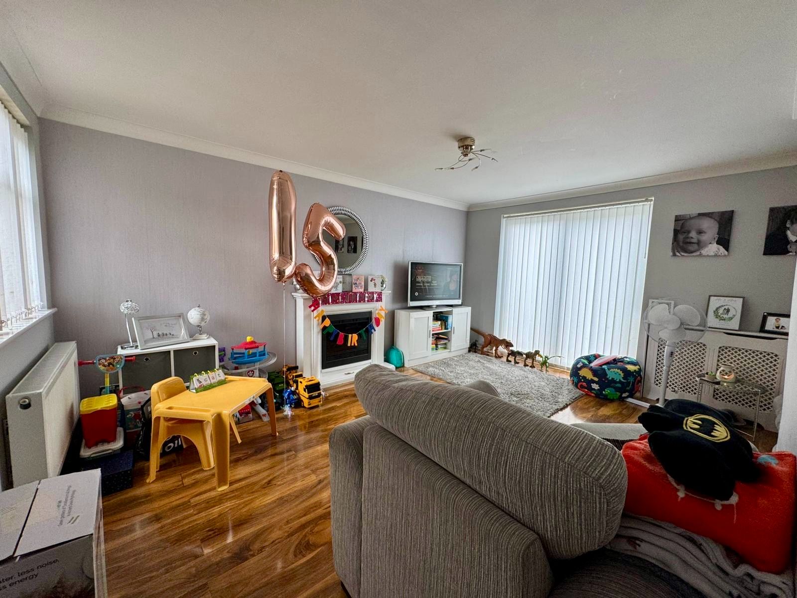 3 Bed End Terraced House To Rent - Photograph 3