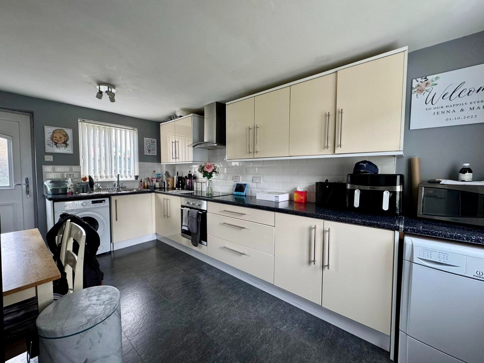 3 Bed End Terraced House To Rent - Photograph 4