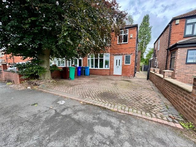 3 Bed Semi-detached House For Sale - Photograph 1