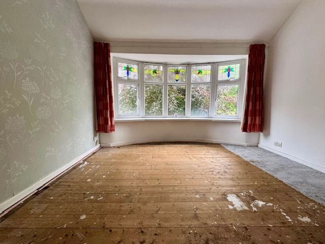3 Bed Semi-detached House For Sale - Photograph 4