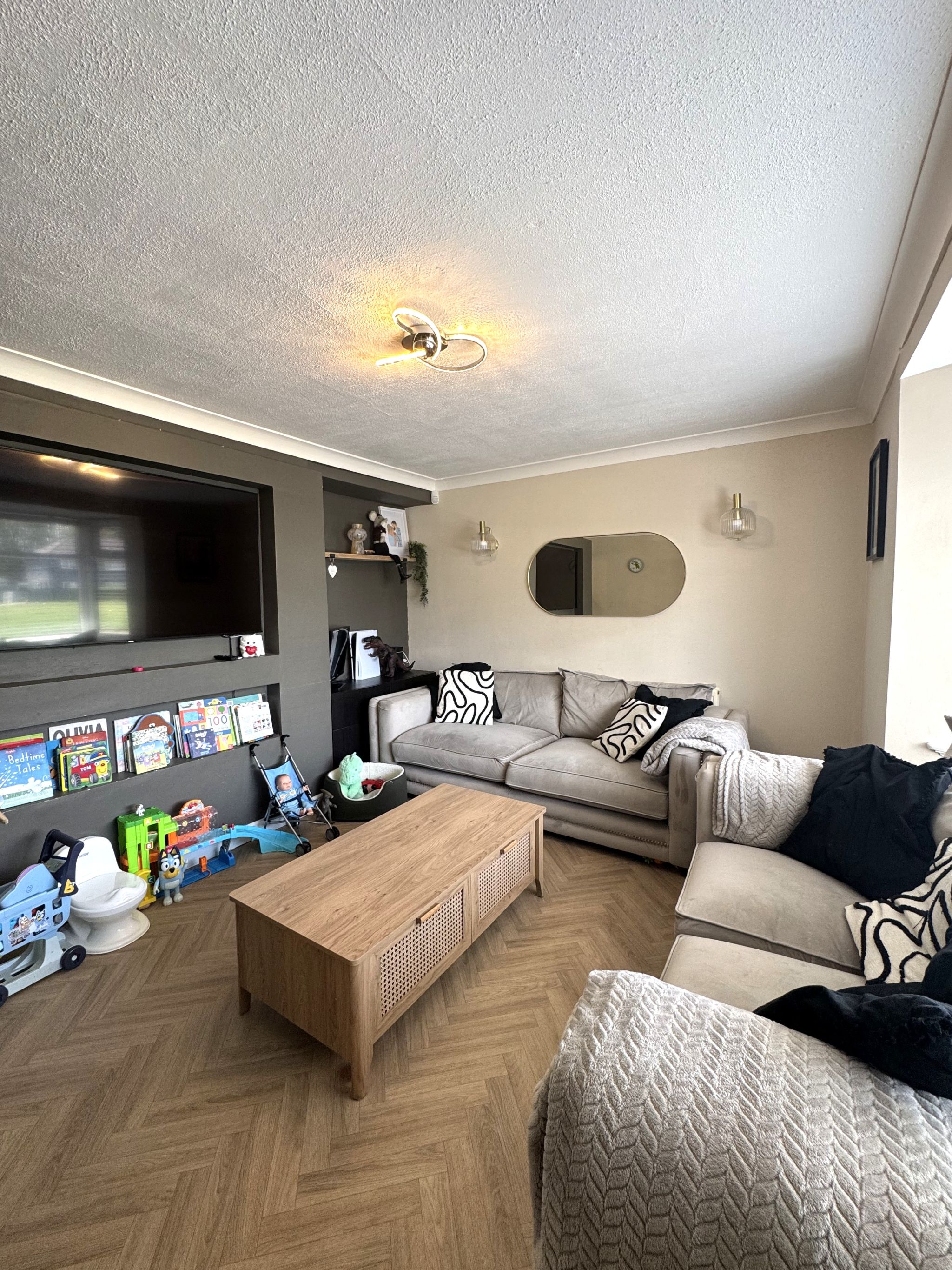 3 Bed Semi-detached House For Sale - Photograph 3