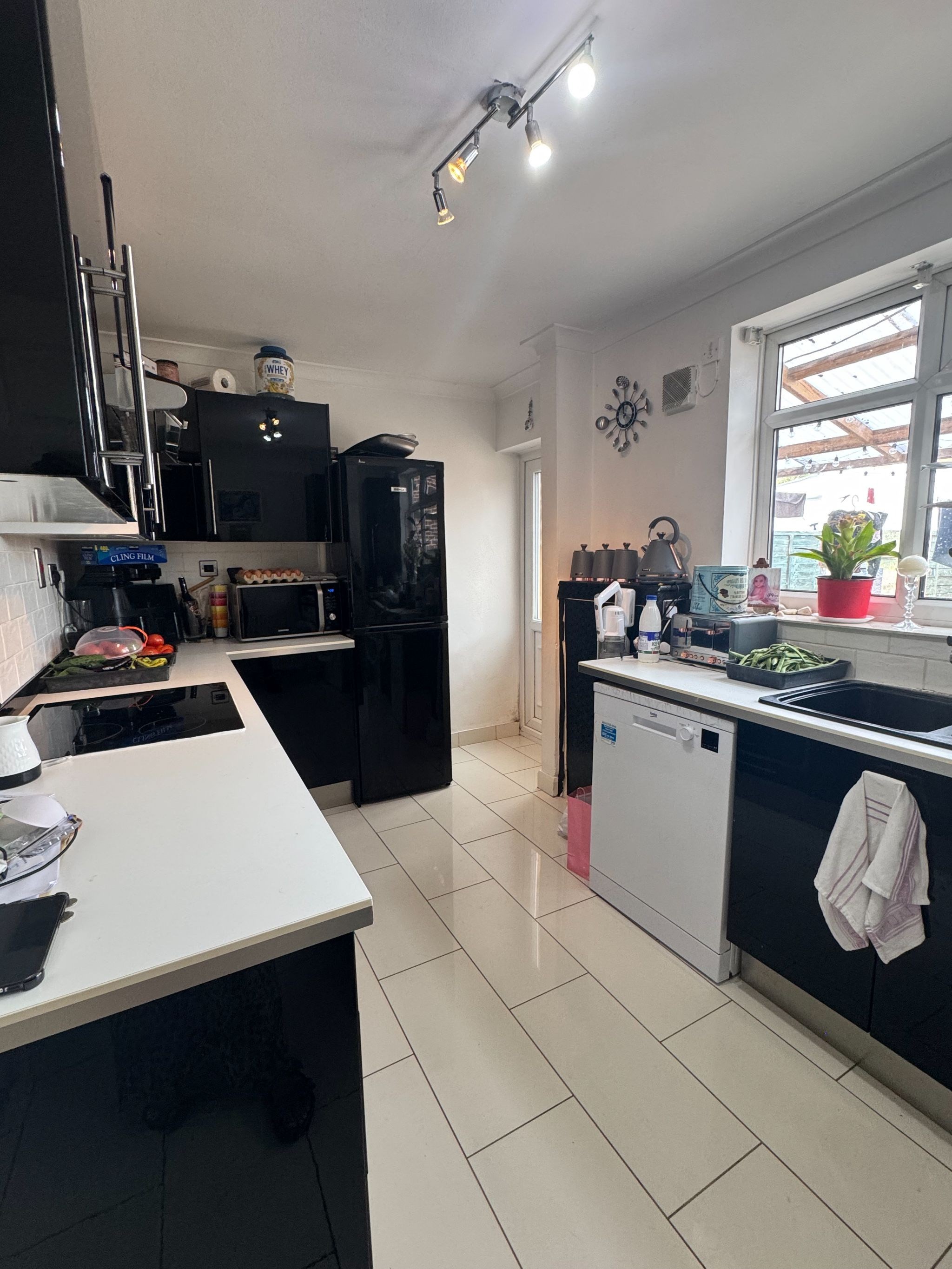 3 Bed Semi-detached House For Sale - Photograph 6