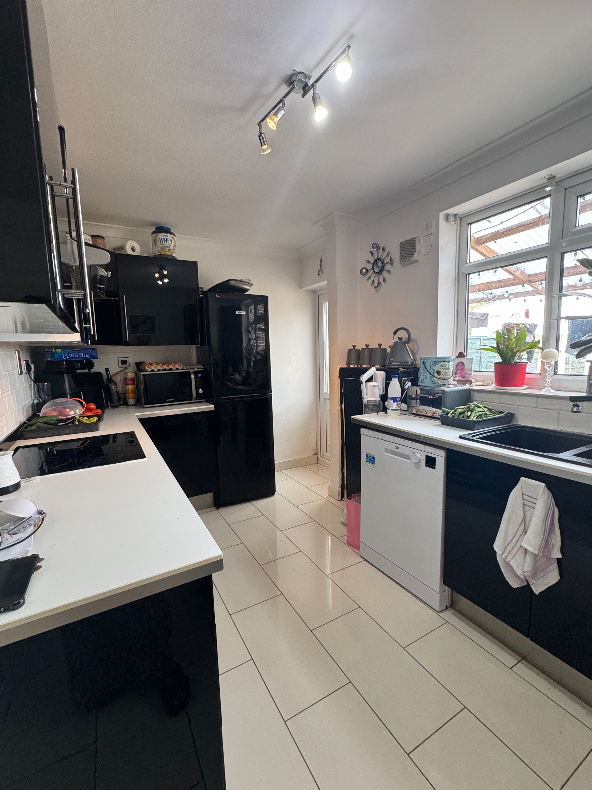 3 Bed Semi-detached House For Sale - Photograph 7