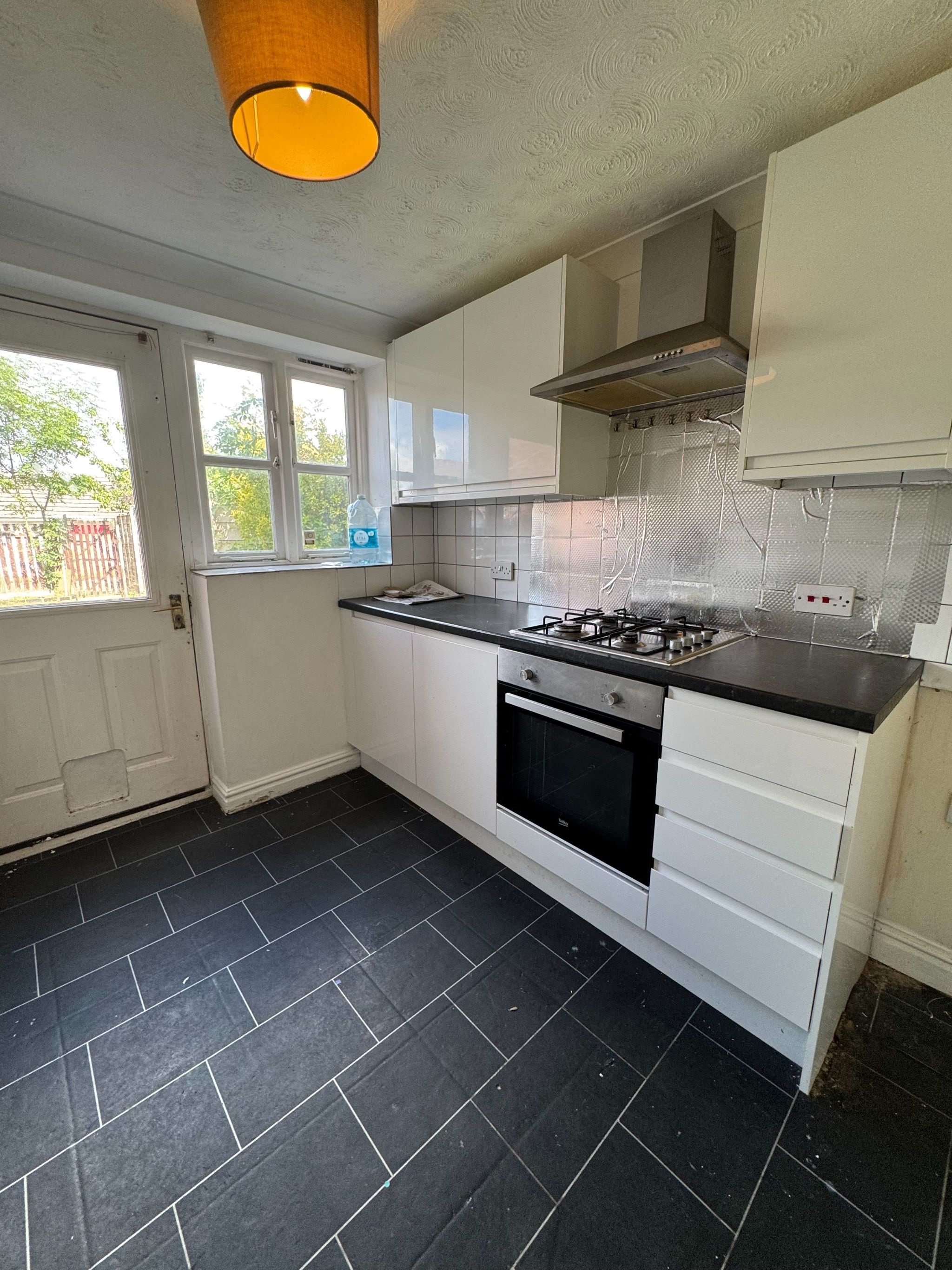 3 Bed Mid Terraced House To Rent - Photograph 3
