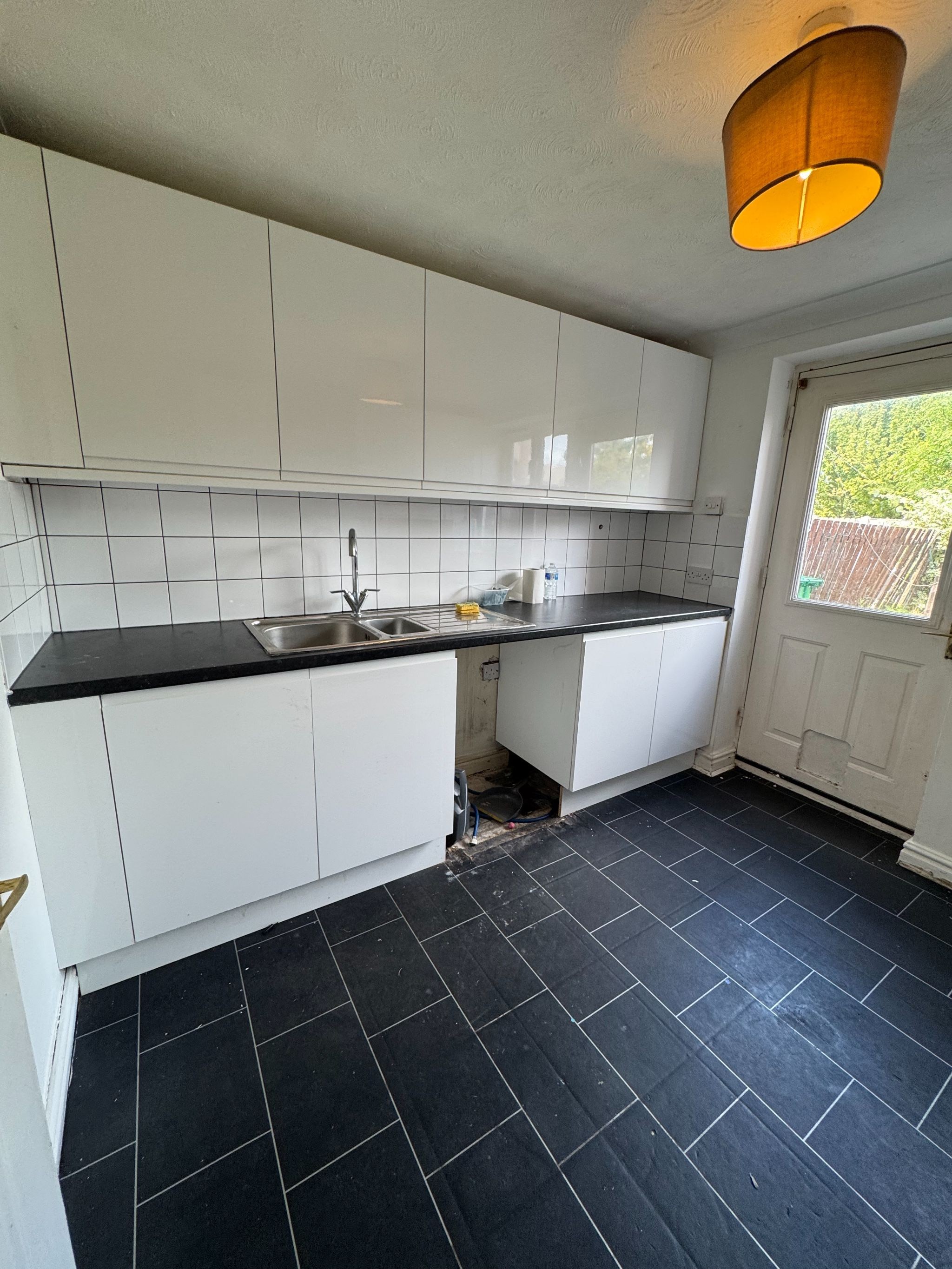 3 Bed Mid Terraced House To Rent - Photograph 4