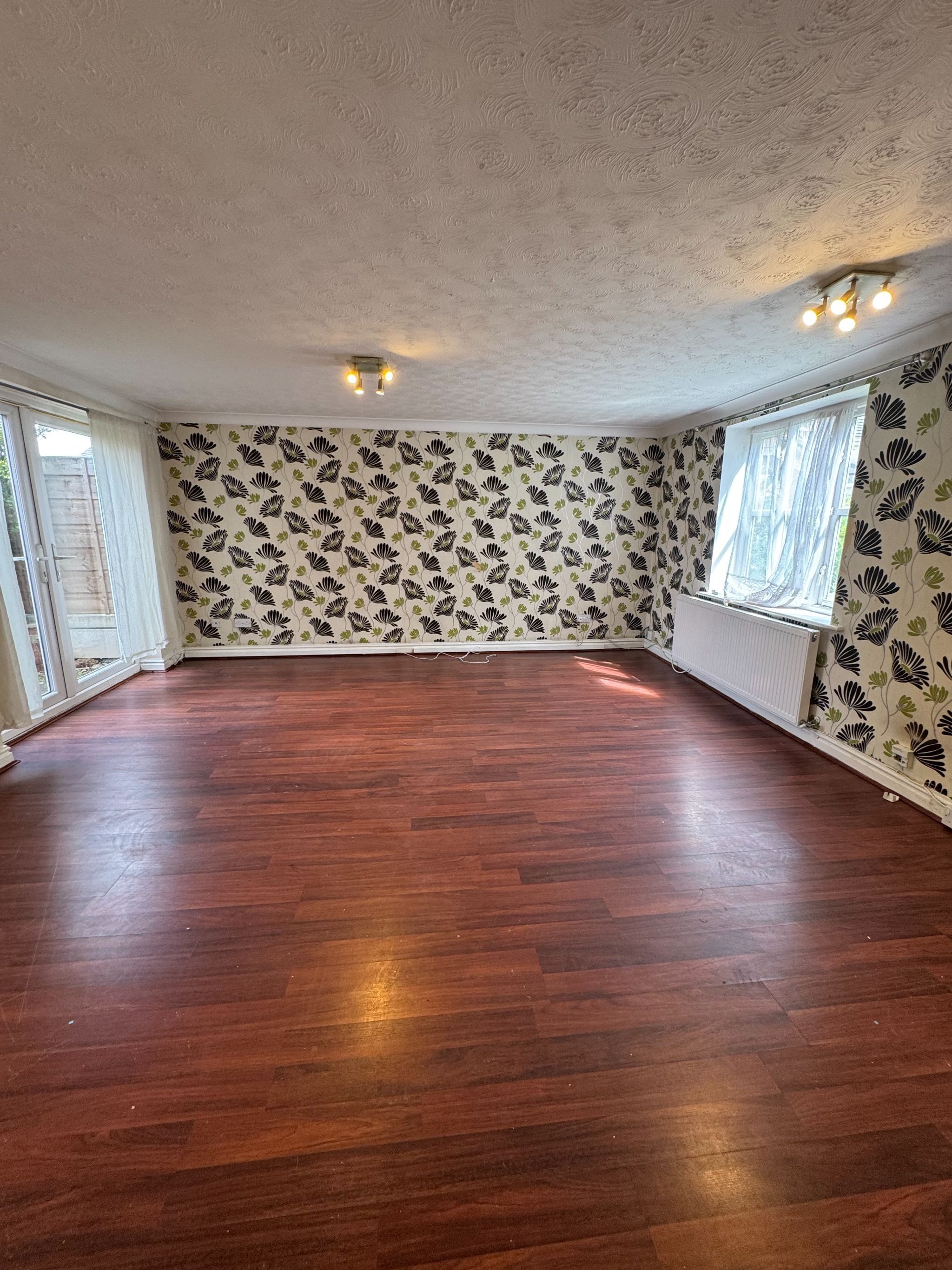 3 Bed Mid Terraced House To Rent - Photograph 6