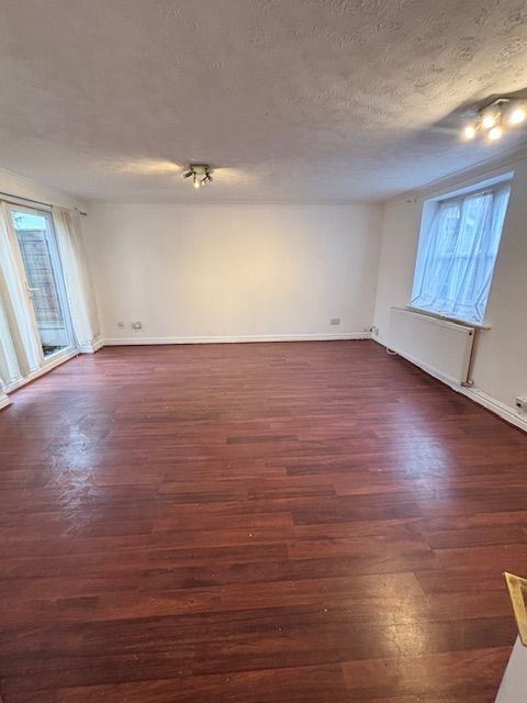 3 Bed Mid Terraced House To Rent - Photograph 2