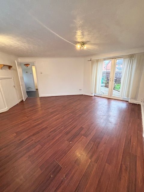 3 Bed Mid Terraced House To Rent - Photograph 3