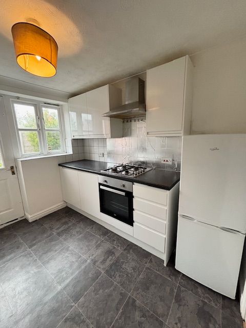 3 Bed Mid Terraced House To Rent - Photograph 4