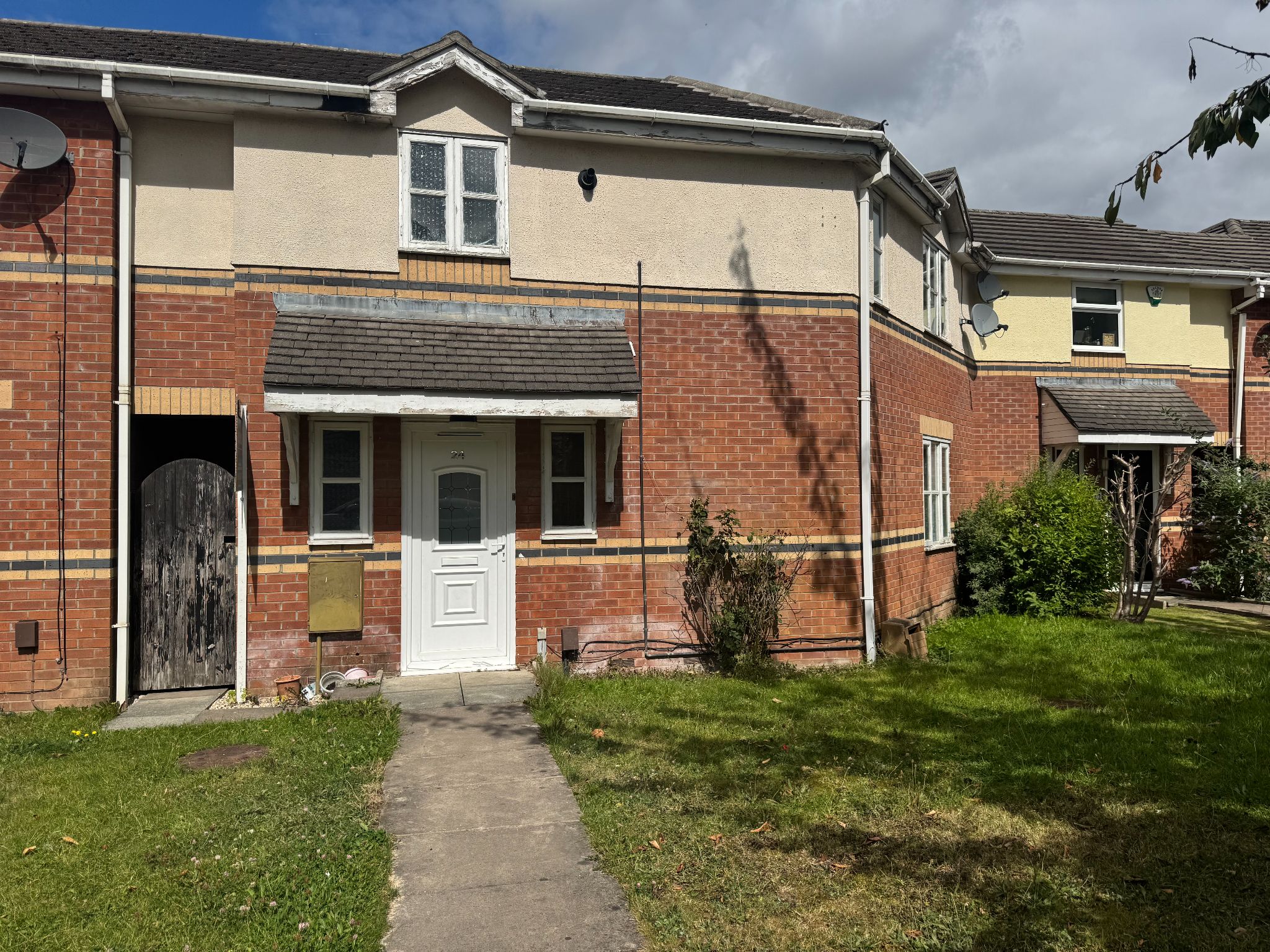 3 Bed Mid Terraced House To Rent - Photograph 2