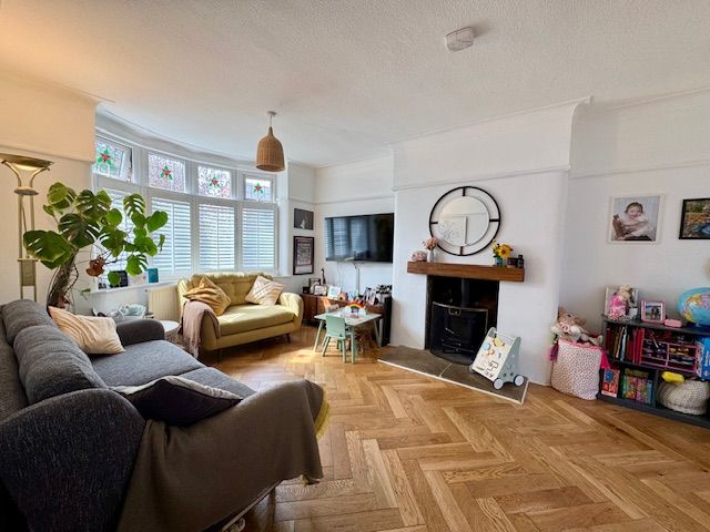 3 Bed Semi-detached House For Sale - Photograph 14