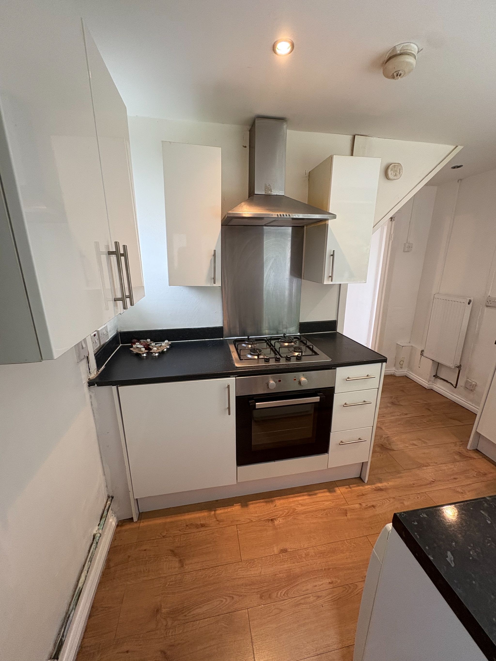 3 Bed Semi-detached House To Rent - Photograph 3