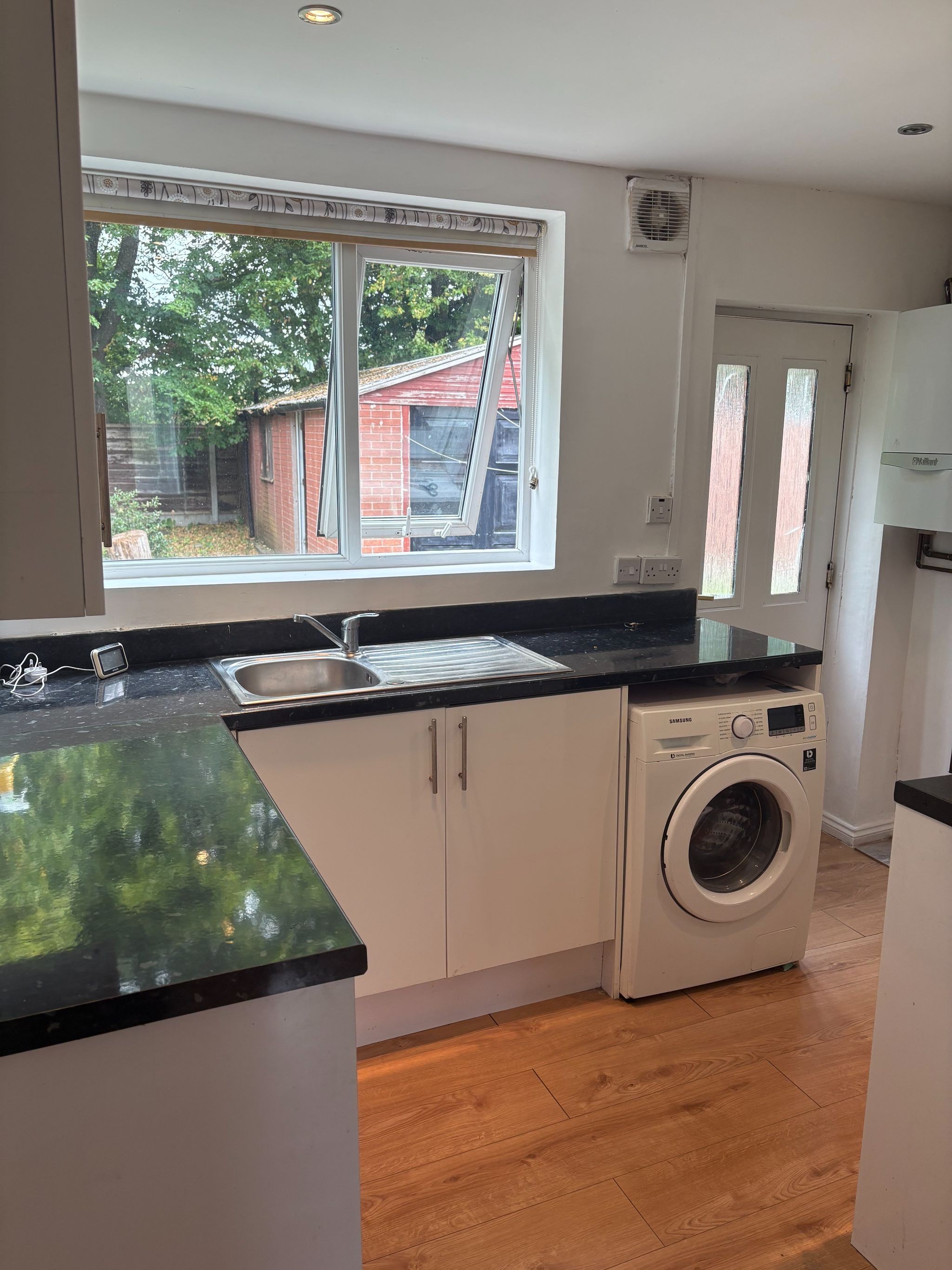 3 Bed Semi-detached House To Rent - Photograph 2