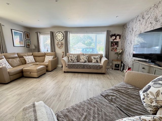 3 Bed Semi-detached Bungalow For Sale - Photograph 4