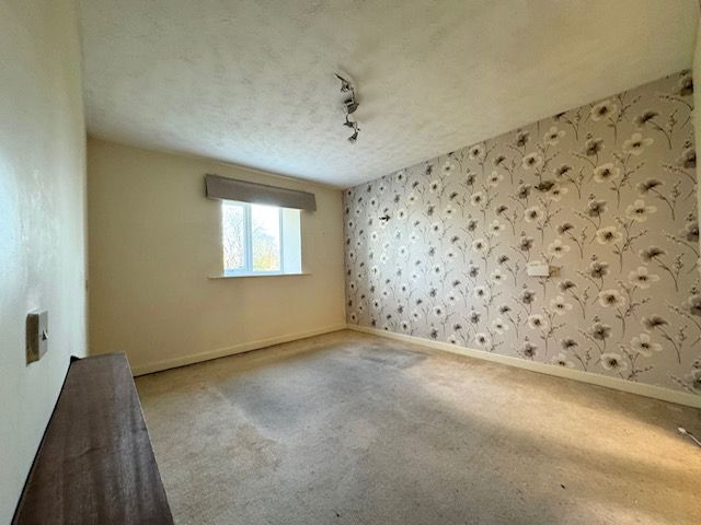 1 Bed Apartment Flat/apartment For Sale - Photograph 3