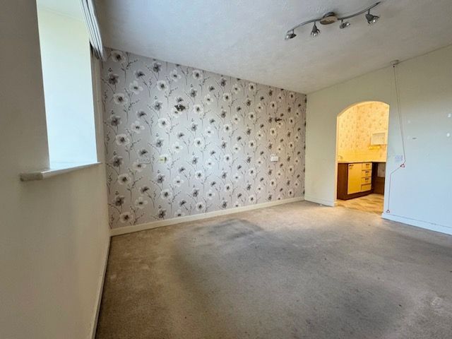 1 Bed Apartment Flat/apartment For Sale - Photograph 2