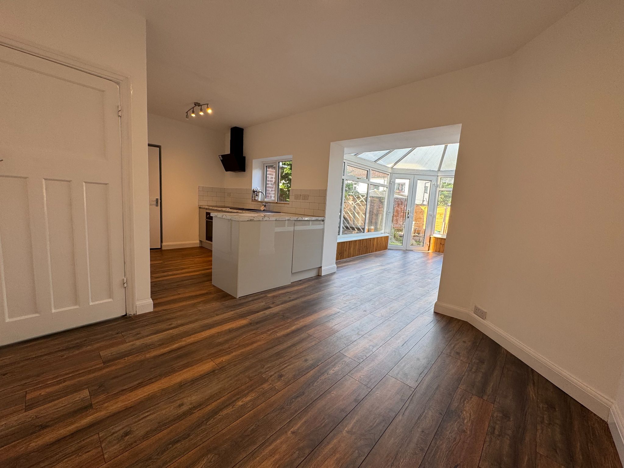 3 Bed Semi-detached House For Sale - Photograph 5