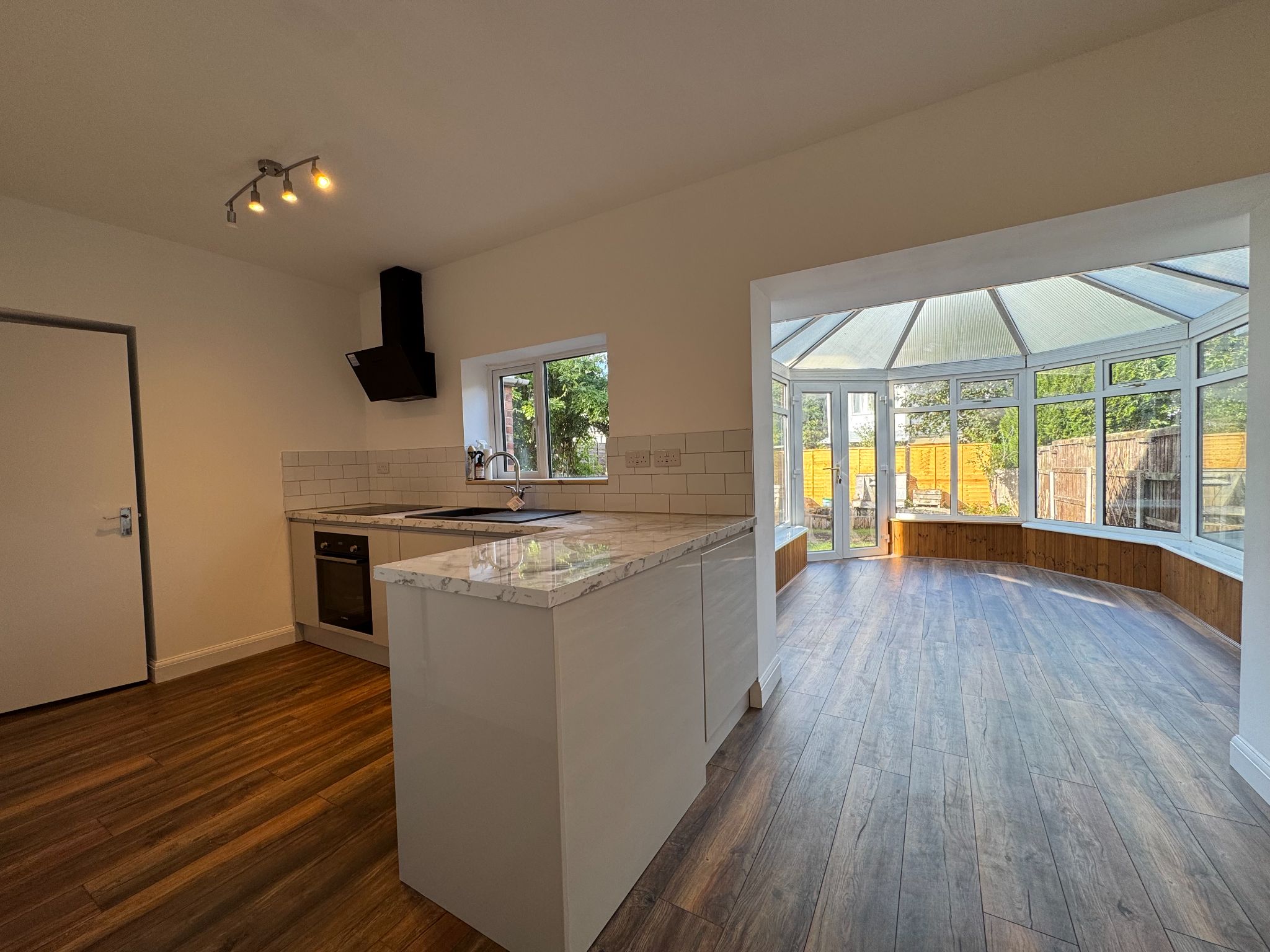 3 Bed Semi-detached House For Sale - Photograph 4
