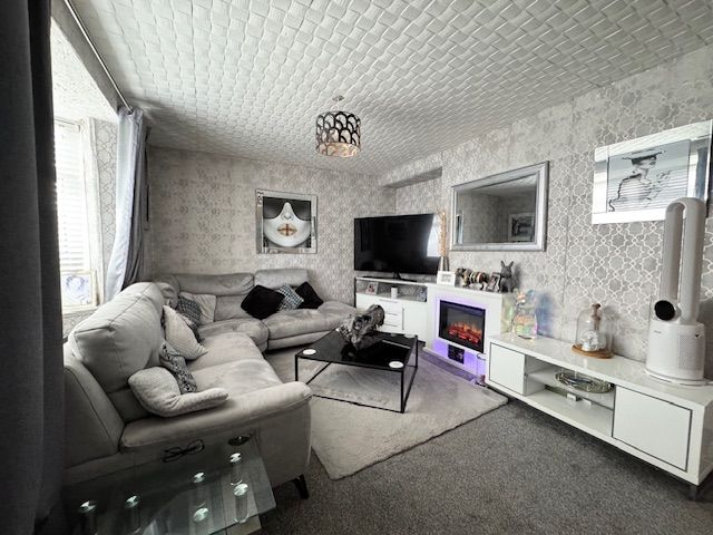 3 Bed Semi-detached House For Sale - Photograph 8