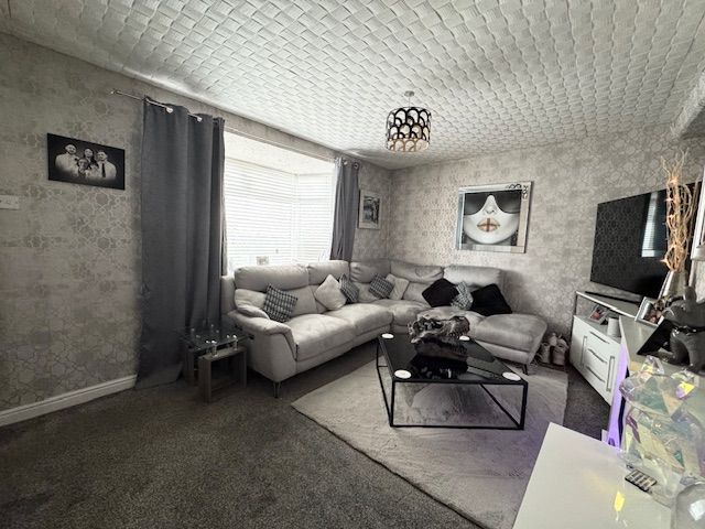 3 Bed Semi-detached House For Sale - Photograph 9